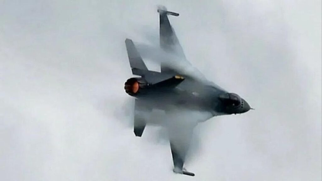 F16 लड़ाकू विमान बीच हवा में क्रैश